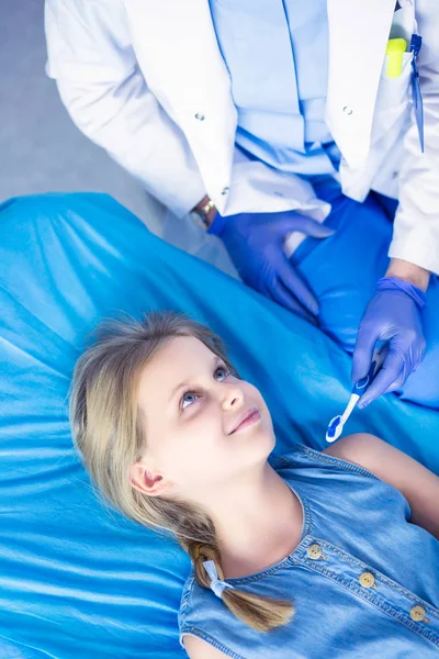 Niña sentada en el consultorio de dentistas — Foto de Stock