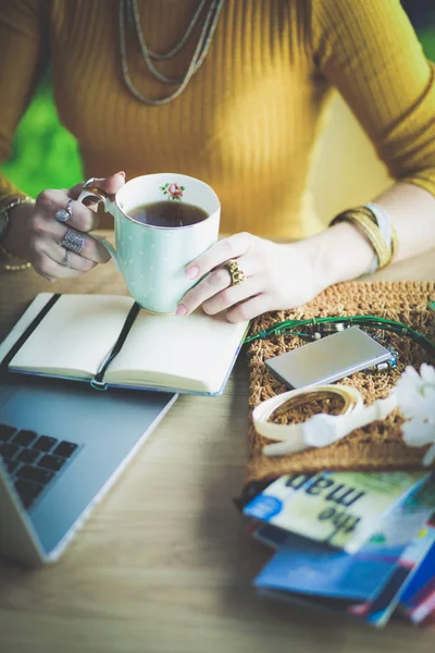 Jonge vrouw op een koffiepauze of genieten van de koffie-break, Met behulp van laptop computer — Stockfoto