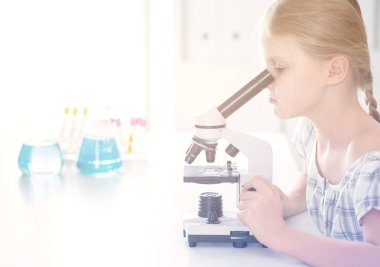 kız öğrenci fen bilgisi dersinde mikroskop aramak