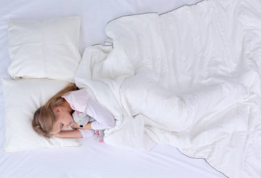çocuk oyuncak oyuncak ayı ile yatakta uyur küçük kız