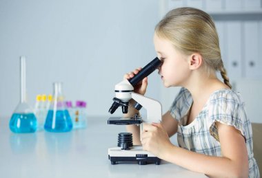 kız öğrenci fen bilgisi dersinde mikroskop aramak