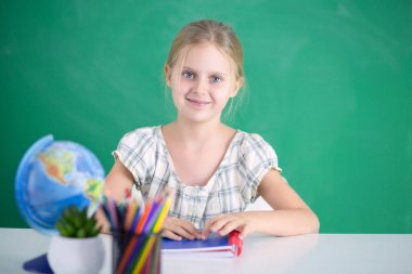 Masada oturan Danışma, öğrenim kız