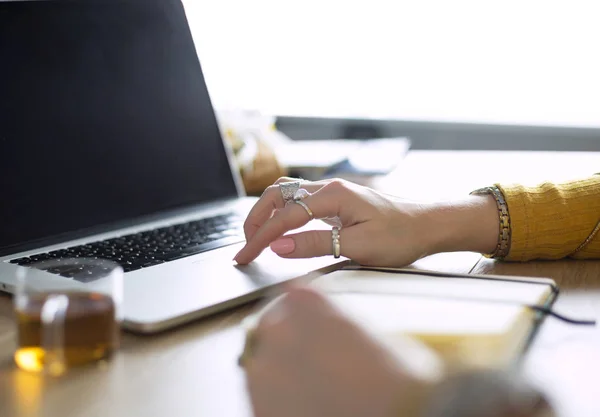 Young woman on a coffee break or enjoying the coffee-break, Using laptop computer — Stock Photo, Image