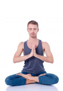 Beyaz arka plan üzerinde egzersiz yaparak çıplak gövde ile yetişkin adam