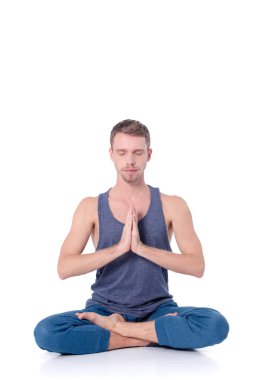 Beyaz arka plan üzerinde egzersiz yaparak çıplak gövde ile yetişkin adam