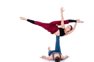 Genç atletik çift pratik acroyoga. Çiftinde Dengeleme