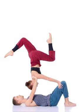 Genç atletik çift pratik acroyoga. Çiftinde Dengeleme