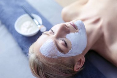 Yüz maskesi. Güzel genç kız Spa, makyajcısı kadın yüz maskesi uygulama