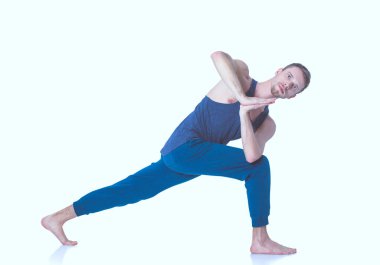 Beyaz arka plan üzerinde egzersiz yaparak çıplak gövde ile yetişkin adam