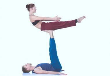Genç atletik çift pratik acroyoga. Çiftinde Dengeleme