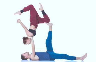 Genç atletik çift pratik acroyoga. Çiftinde Dengeleme
