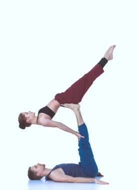 Genç atletik çift pratik acroyoga. Çiftinde Dengeleme