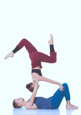 Genç atletik çift pratik acroyoga. Çiftinde Dengeleme