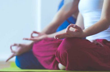 Beyaz arka plan üzerinde yoga konumda genç sağlıklı Çift