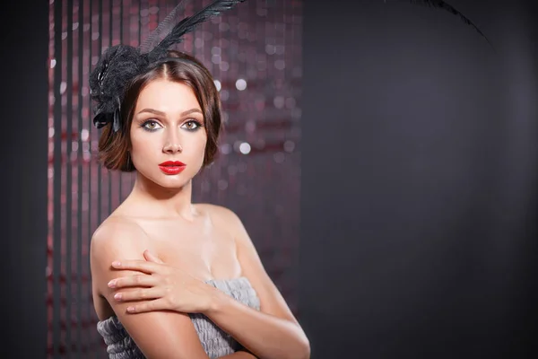 Retrato de uma mulher bonita com flores no cabelo — Fotografia de Stock