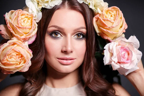 Portrait of a beautiful woman with flowers in her hair — Stock Photo, Image