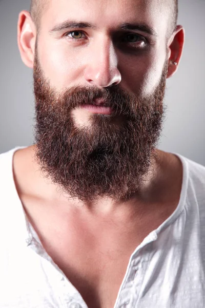 Retrato de hombre guapo de pie, aislado sobre fondo gris — Foto de Stock