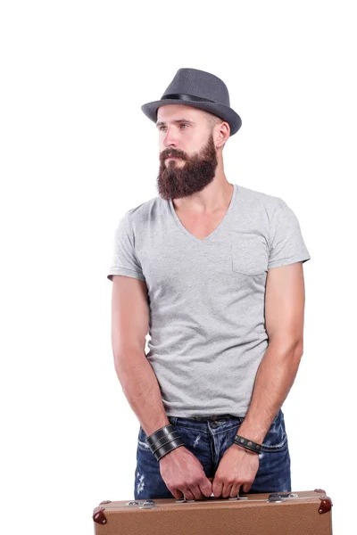 Şapka ayakta, gri arka plan üzerinde izole yakışıklı sakallı adam portresi — Stok fotoğraf