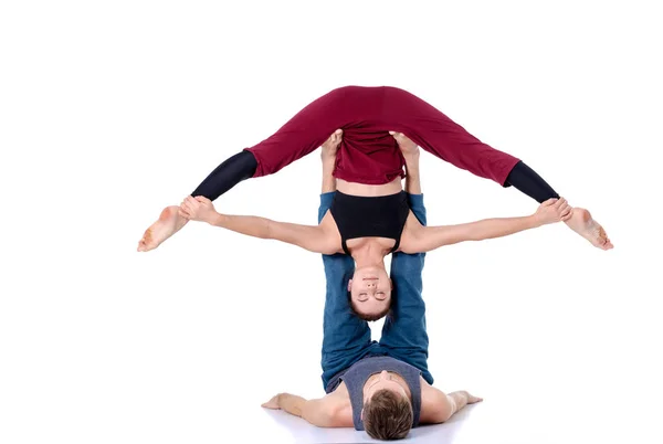 Νεαρό ζευγάρι αθλητική εξάσκηση acroyoga. Εξισορρόπηση στο ζευγάρι — Φωτογραφία Αρχείου