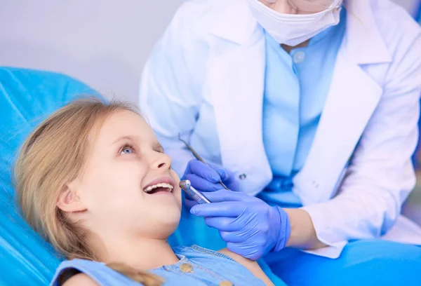 Little girl sitting in the dentists office — Stock Photo, Image