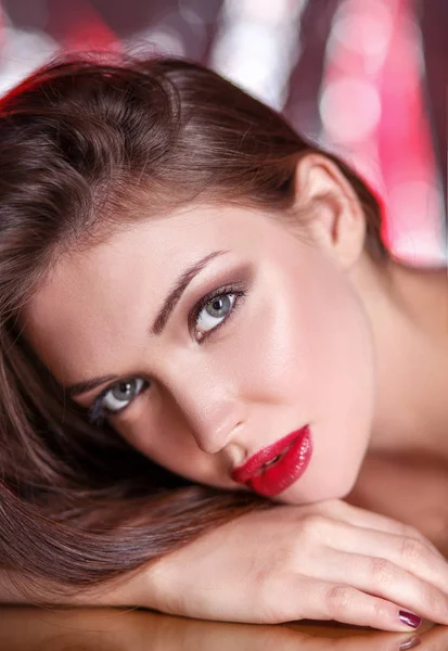 Portret van mooi meisje met trendy make-up liegen — Stockfoto