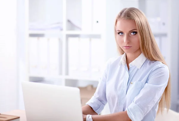Atrakcyjna bizneswoman siedzi na biurku z laptopem w biurze — Zdjęcie stockowe