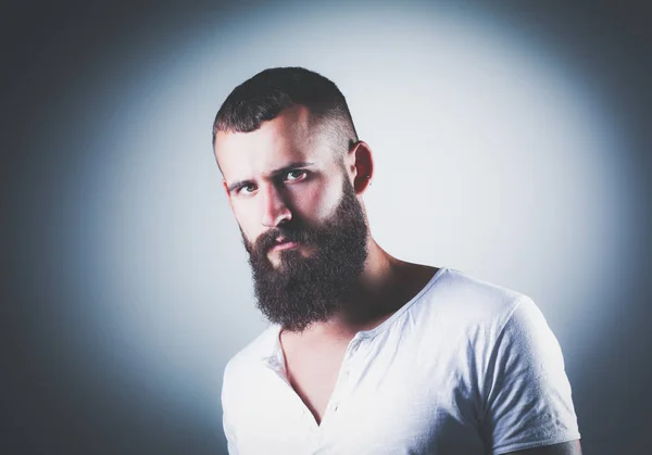 Retrato de hombre guapo de pie, aislado sobre fondo gris — Foto de Stock