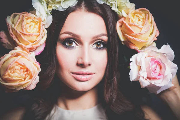 Portrait of a beautiful woman with flowers in her hair — Stock Photo, Image