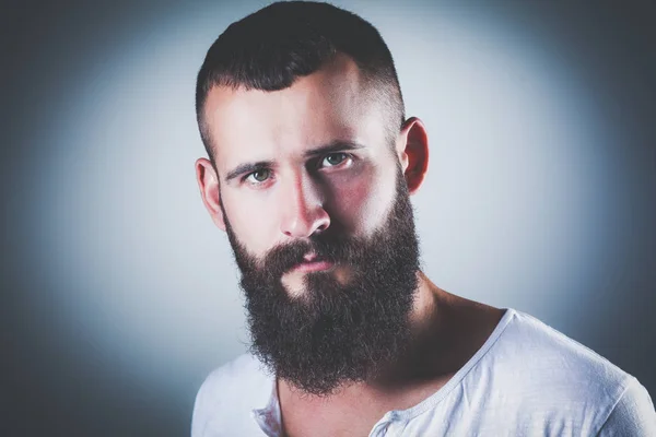 Retrato de homem bonito em pé, isolado sobre fundo cinza — Fotografia de Stock