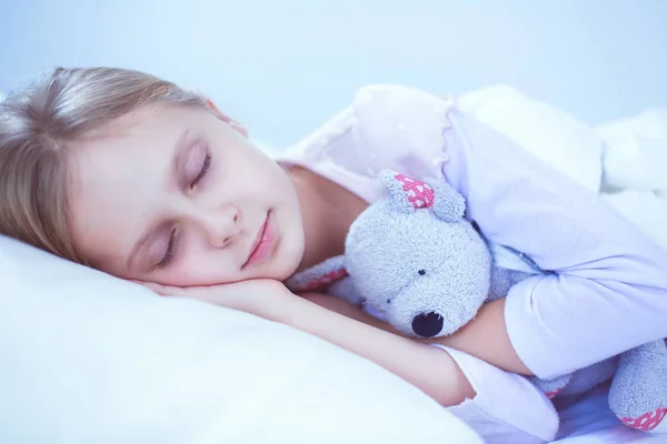Dítě holčička spí v posteli s hračka medvídek — Stock fotografie