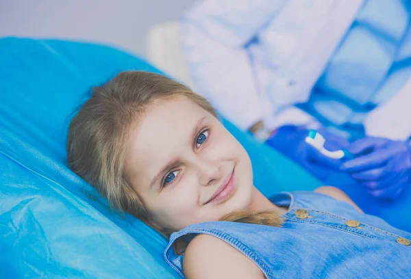 치과에 앉아 있는 어린 소녀 — 스톡 사진