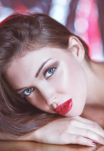 Retrato de hermosa chica con maquillaje de moda acostado —  Fotos de Stock