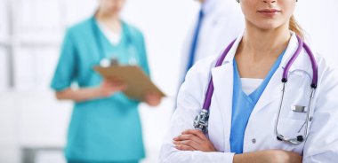 Kadın doktor hastanede steteskopla dikiliyor.