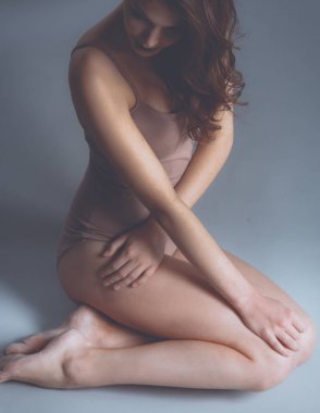 katta oturan güzel yalınayak kadın 