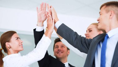 İş takım birlikte ofiste ayakta eller katılmadan