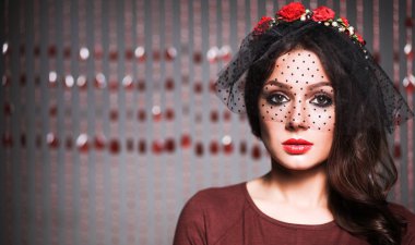 Saçında çiçekler olan güzel bir kadının portresi.