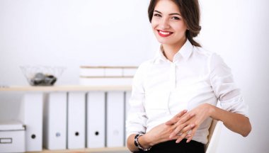 Çekici işkadını ofis sandalye üzerinde oturan