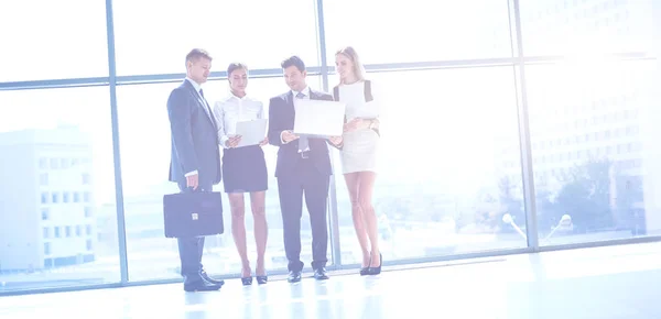 Skupina podnikatelů dělá prezentaci s notebookem během setkání — Stock fotografie