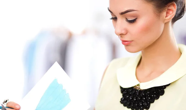 Moderno diseñador de moda joven que trabaja en el estudio. —  Fotos de Stock