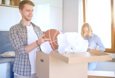 Karton açma çift yeni evlerinde kutuları. Genç Çift.