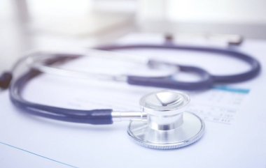 Tıbbi ekipman: Beyaz arka planda mavi steteskop ve tablet. Tıbbi ekipman