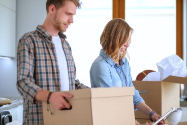Karton açma çift yeni evlerinde kutuları. Genç Çift.