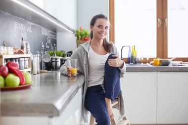 Mutfaktaki kadın. Mutfakta yemek yapmak..