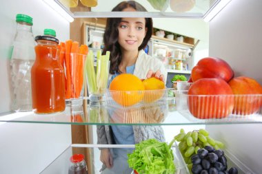 Taze meyve ve sebzelerle dolu açık bir buzdolabı. Buzdolabını aç