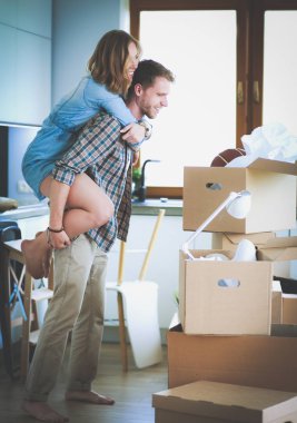 Karton açma çift yeni evlerinde kutuları. Genç Çift.