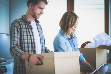Karton açma çift yeni evlerinde kutuları. Genç Çift.