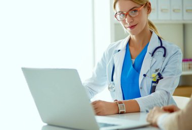 Doktor ve hasta çift masada oturmuş bir şey tartışıyorlar..