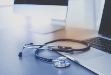 Tıbbi ekipman: Beyaz arka planda mavi steteskop ve tablet. Tıbbi ekipman