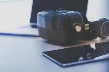 Bilgisayarlı sanal gerçeklik gözlükleri. İş. 3D teknoloji