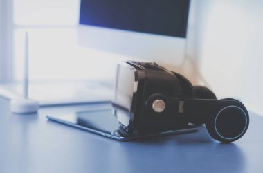 Bilgisayarlı sanal gerçeklik gözlükleri. İş. 3D teknoloji